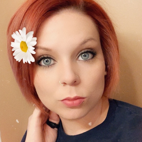 Profile Picture of Beth Bass (@bethbass712) on Poshmark
