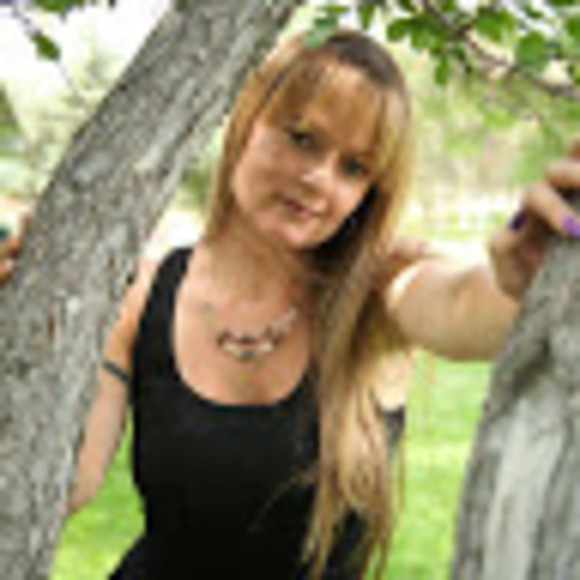 Profile Picture of Hanni Rowicki (@hannirowicki) on Poshmark