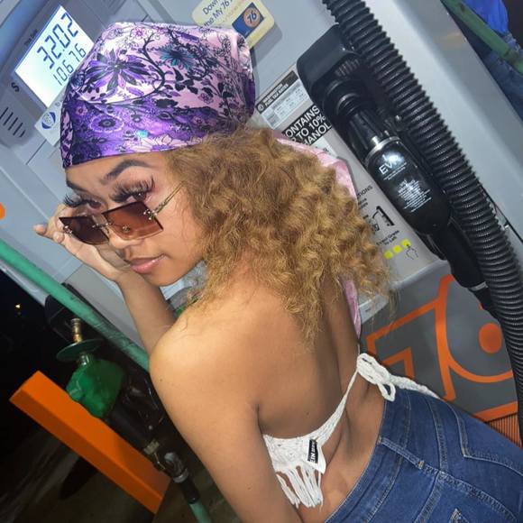 Profile Picture of Nelisa Véñtrõv (@nelisaventrov) on Poshmark