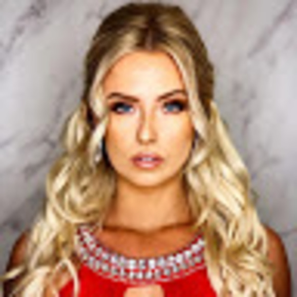 Profile Picture of Mackenzie Giblin (@stylesbykenzie) on Poshmark