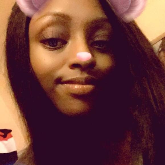 Profile Picture of Mackia Jeñea (@jeneaa) on Poshmark