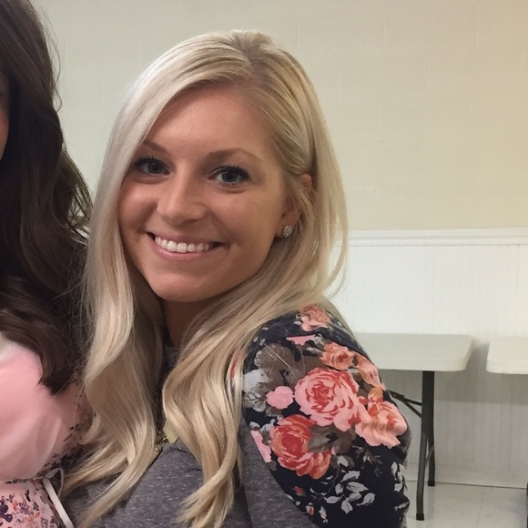 Profile Picture of Kaitlyn Scates (@kescates) on Poshmark