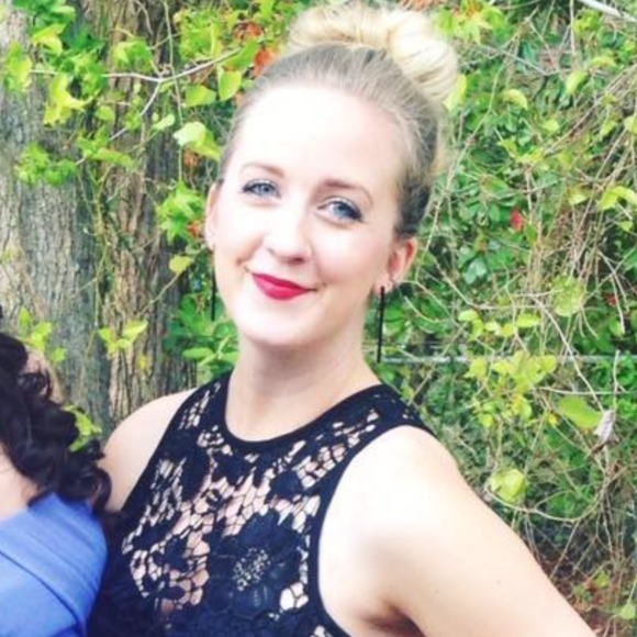 Profile Picture of Devon Bates (@devichuu) on Poshmark