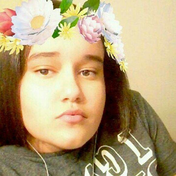 Profile Picture of Leah Ramos (@lea_vibes23) on Poshmark