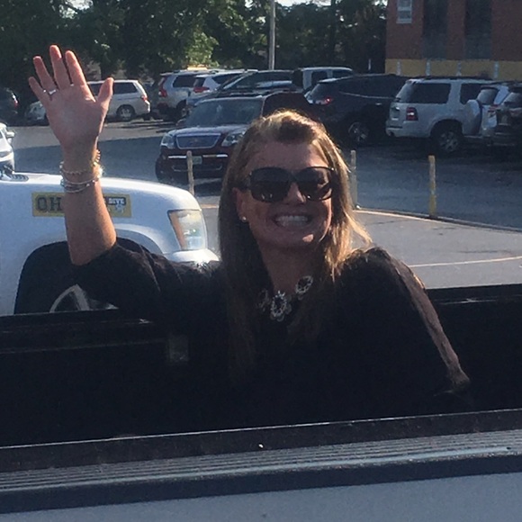 Profile Picture of Angela Petsch (@angburton1) on Poshmark