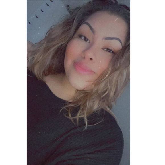 Profile Picture of Lily Olivan (@lilyolivan) on Poshmark