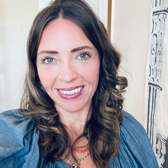 Profile Picture of Andrea Zamoyta (@andrea_zamoyta) on Poshmark