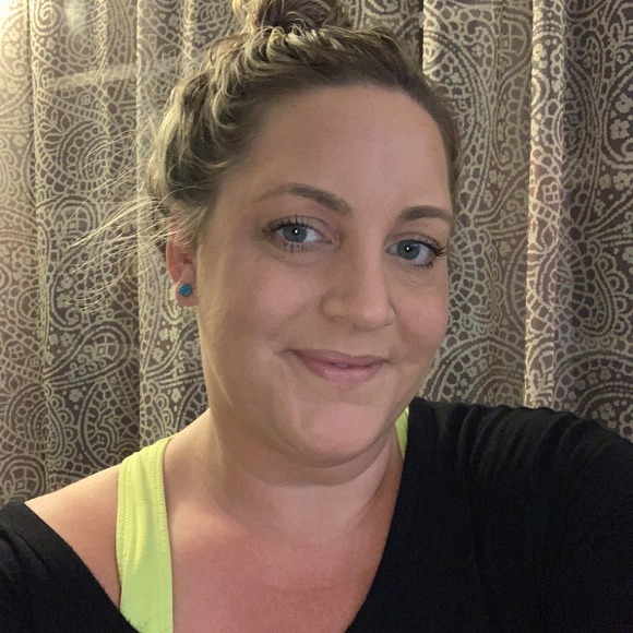 Jillian Amelung - Poshmark Profile Picture of Jillian Amelung (@jpa328) on Poshmark