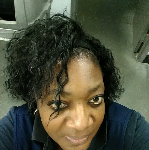 Profile Picture of Stephanie Wright (@stephaniewwww) on Poshmark