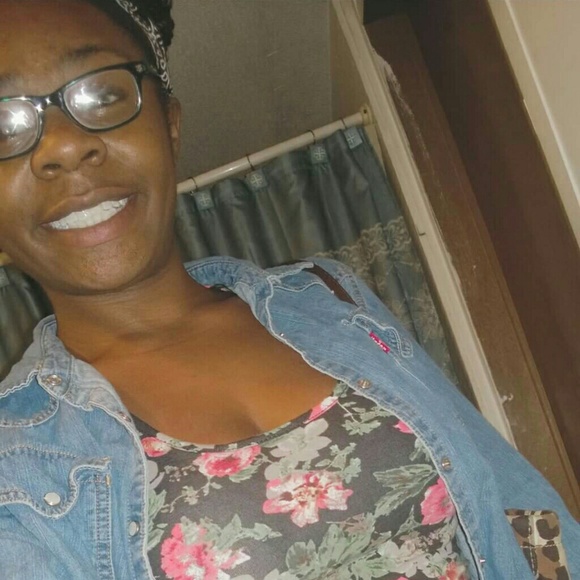 Profile Picture of Aleisha Lee (@aleisha_lee2) on Poshmark
