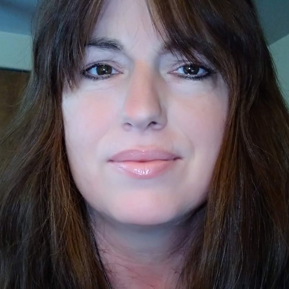 Profile Picture of Beth Franklin (@tessy_anne) on Poshmark