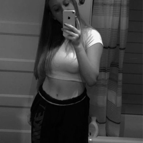 Profile Picture of Océane Deschambeault (@odeschambeault) on Poshmark