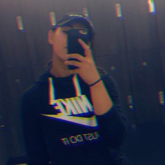 Profile Picture of Julia Cavazos (@ayjuliaa) on Poshmark