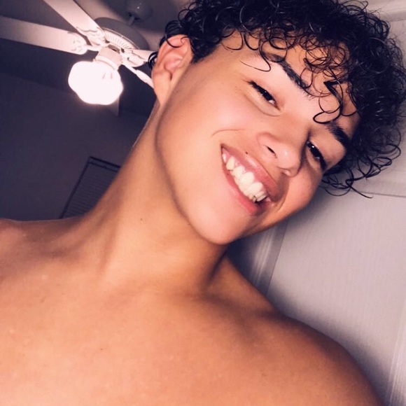 Profile Picture of Lorenzo Rosario sanchez (@lorenzoandre21) on Poshmark