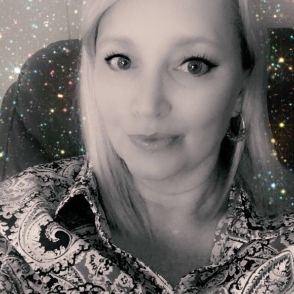 Profile Picture of Lisa Bidlack (@maggers720) on Poshmark