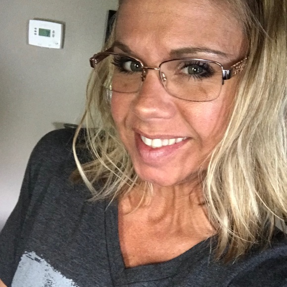 Profile Picture of Holly Karban (@hdkarban) on Poshmark