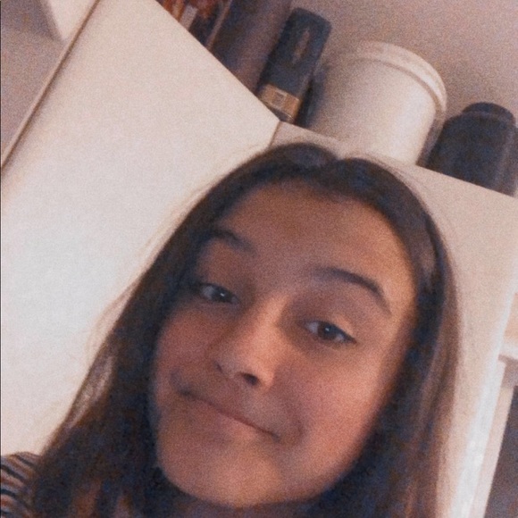 Profile Picture of Chenoa Findlay (@chenoarain) on Poshmark