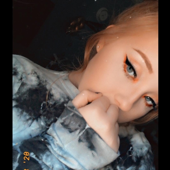 Profile Picture of Savannah Tanner (@savannah_tanner) on Poshmark