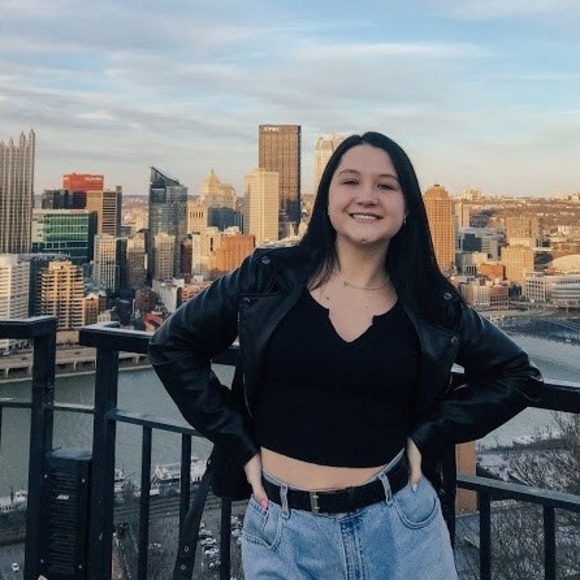 Profile Picture of Olivia Rimmel (@olivvviaaaaa) on Poshmark