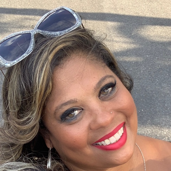 Profile Picture of Raquel Dufauchard (@raqueldufauchar) on Poshmark