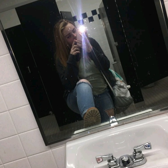 Profile Picture of Autumn Mitchell (@autumnmitche721) on Poshmark