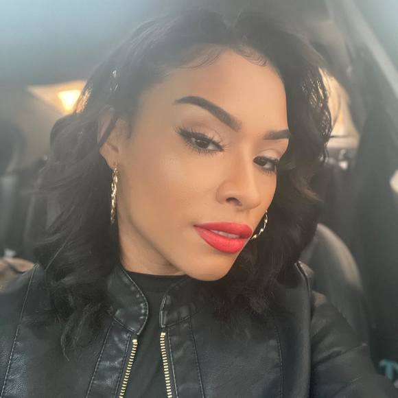 Profile Picture of Laura Glaude (@lauraglaude) on Poshmark