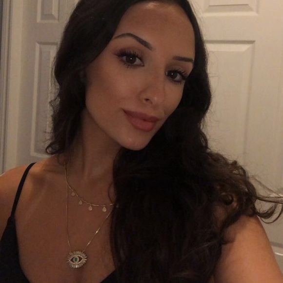 Profile Picture of Agnesa Kelmendi (@agnesakelmendi) on Poshmark