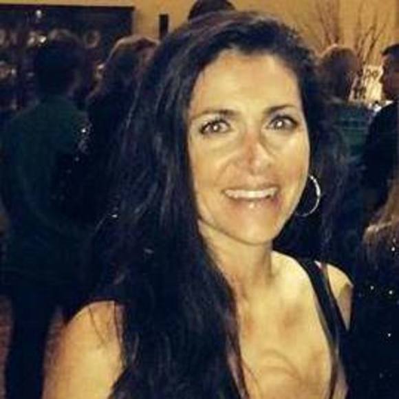 Profile Picture of Carolyn Richart (@beachinskies) on Poshmark