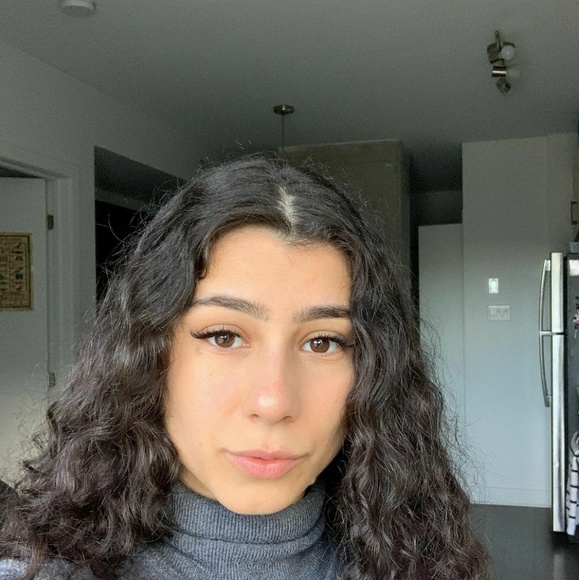 Profile Picture of Ariana Arshi (@desir5685) on Poshmark