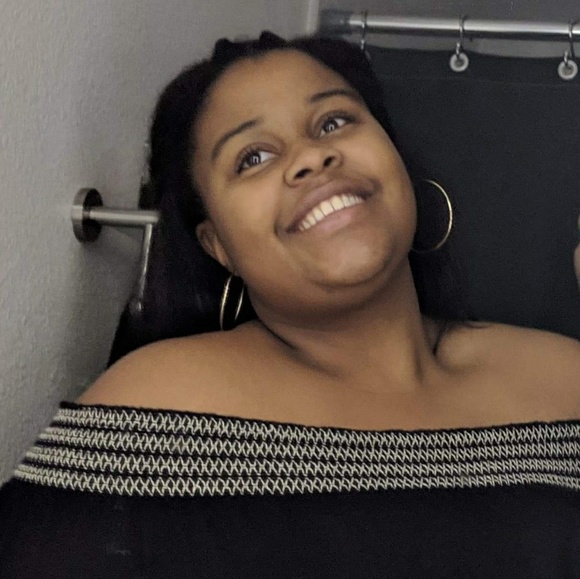 Alexis Bray - Poshmark Profile Picture of Alexis Bray (@alexiscutie23) on Poshmark