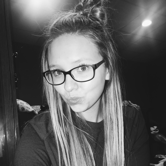 Profile Picture of Taylor Lorenz (@taylor_lorenz) on Poshmark