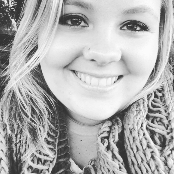 Profile Picture of Madison Mancheski (@mancheski123) on Poshmark