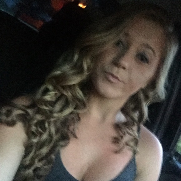 Profile Picture of Haley Garrett (@haleygarrett00) on Poshmark