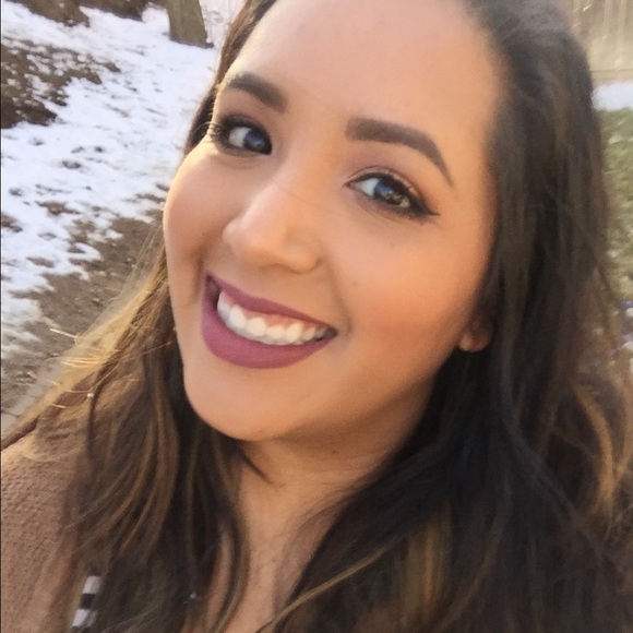 Profile Picture of Karen Barnett (@kayqbee16) on Poshmark