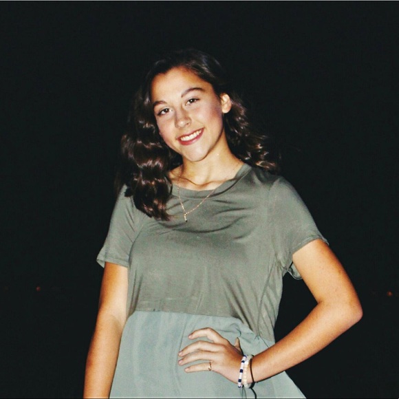 Profile Picture of Vivian Roberts (@viviannroberts) on Poshmark