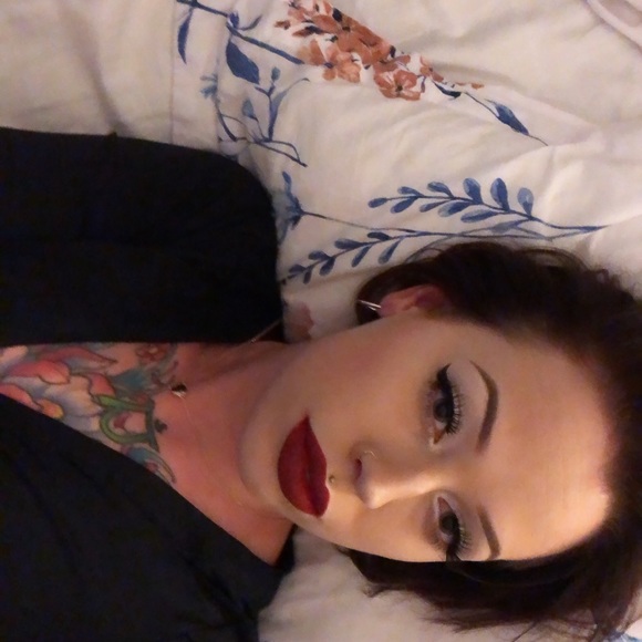 Profile Picture of Autumn Hutton (@aumihu) on Poshmark