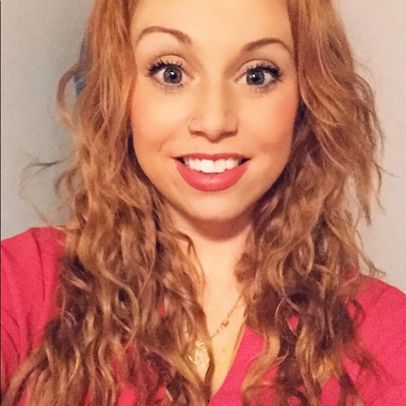 Profile Picture of Sarah Brownrigg (@sarahlabrador3) on Poshmark