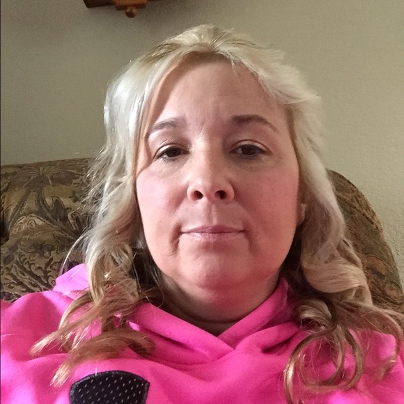 Profile Picture of Lisa Honcoop (@days1972) on Poshmark