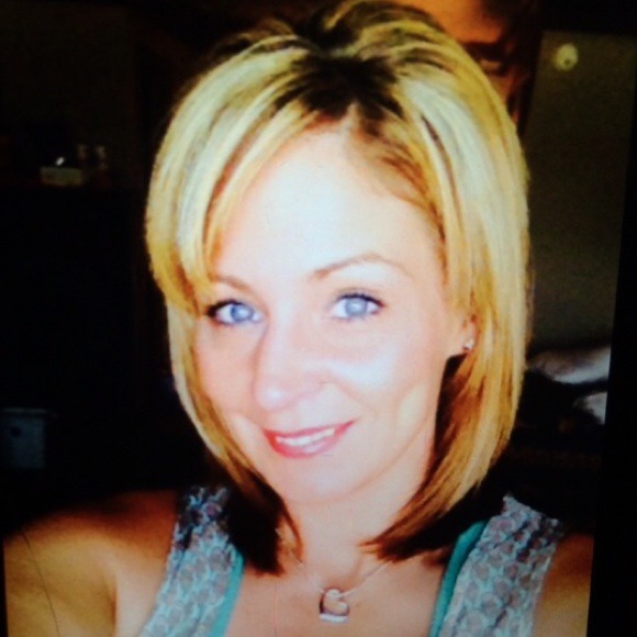 Profile Picture of Amanda Poor (@mandyjo1998) on Poshmark