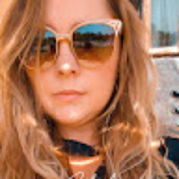 Profile Picture of Hannah Settles (@hannahlond) on Poshmark