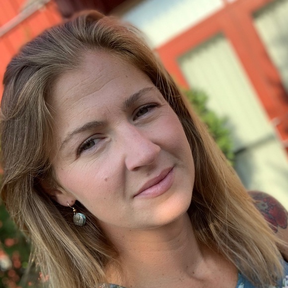 Profile Picture of Lindsey Eutzy (@lindseyeutzy) on Poshmark