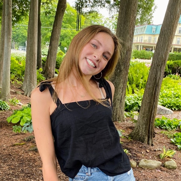 Profile Picture of Eloise Roberts (@eloiseroberts05) on Poshmark