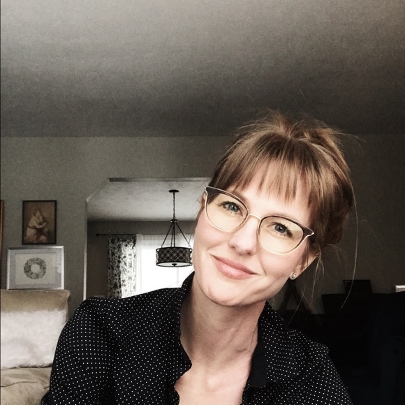 Profile Picture of April Jendrasiak (@apriljendrasiak) on Poshmark