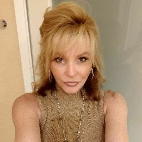 Profile Picture of Nicole Anesko (@nicanesko) on Poshmark