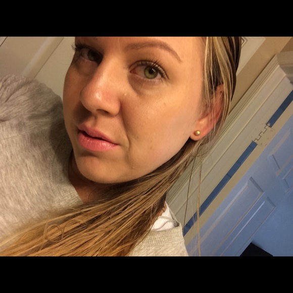 Profile Picture of Ashlee Wlazlak (@prettywoo) on Poshmark