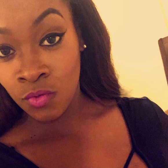 Profile Picture of Monique Moses (@_mo_neek) on Poshmark