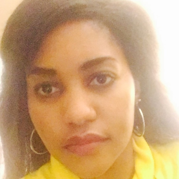 Profile Picture of Eleanor Simons (@kabula) on Poshmark