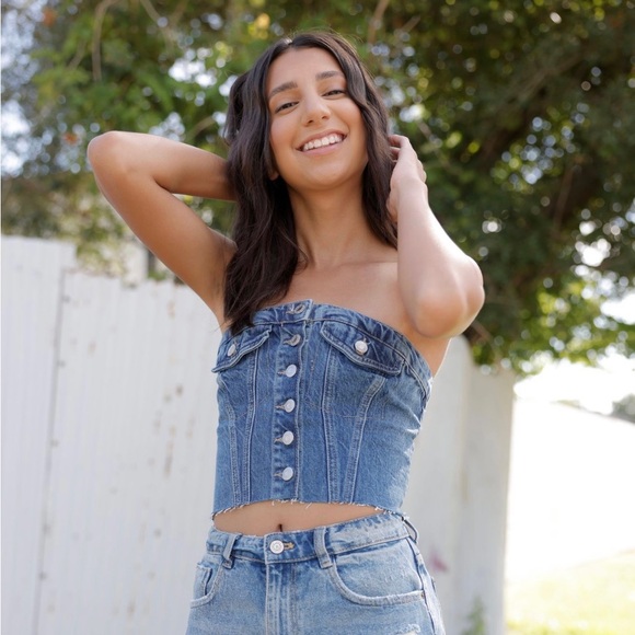Profile Picture of Alena Karstens (@akarstens06) on Poshmark