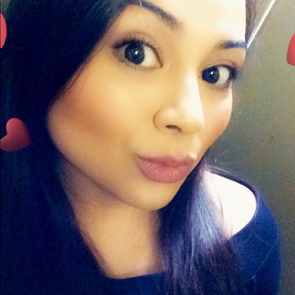 Profile Picture of Julia Paz (@loveariel21) on Poshmark