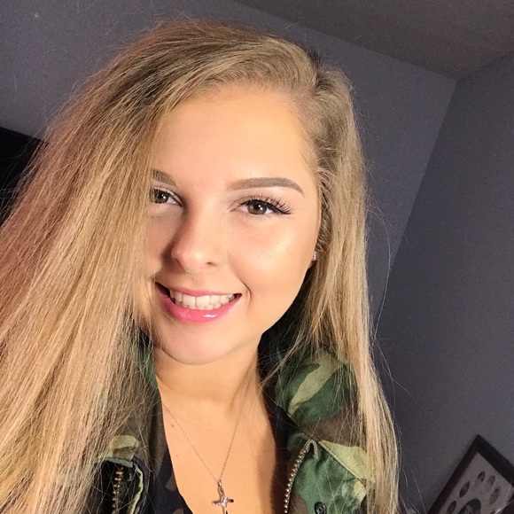 Profile Picture of Courtney Black (@courtblack8) on Poshmark